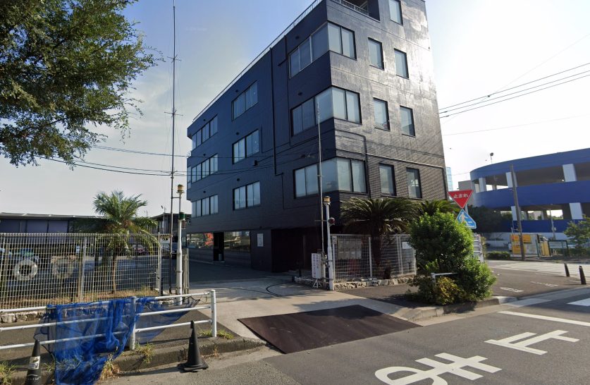 安田造船所そばの目印（黒い5階建てビル）